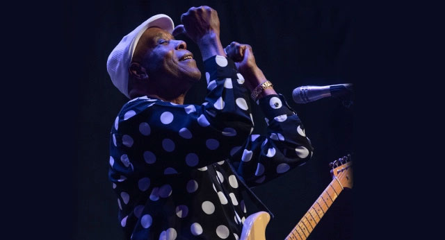 Buddy Guy performing his chartbusters at the Mahindra Blues festival 